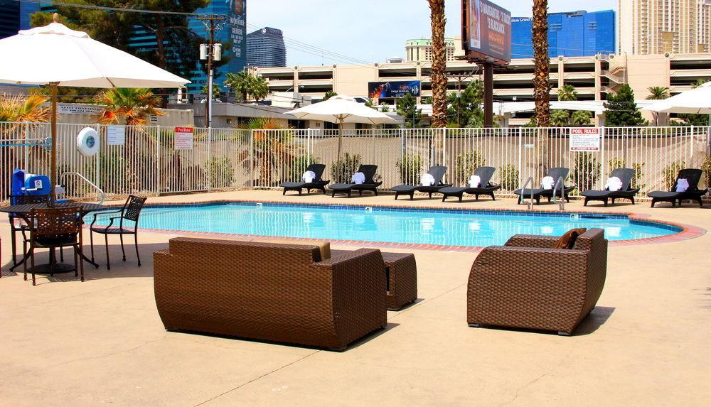 Howard Johnson By Wyndham Las Vegas Near The Strip Buitenkant foto