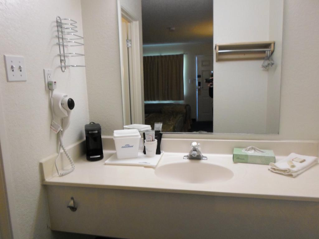 Howard Johnson By Wyndham Las Vegas Near The Strip Buitenkant foto