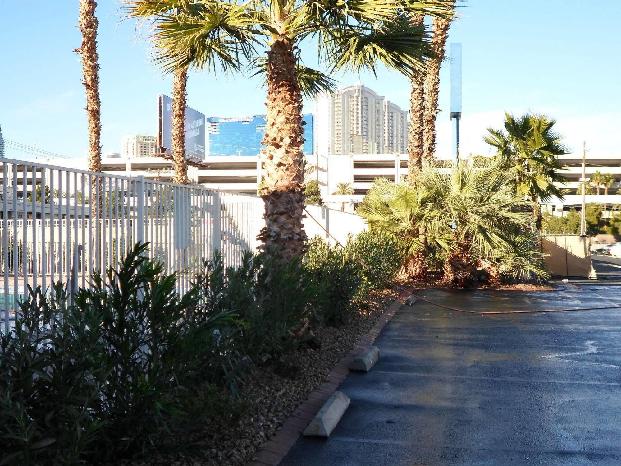 Howard Johnson By Wyndham Las Vegas Near The Strip Buitenkant foto
